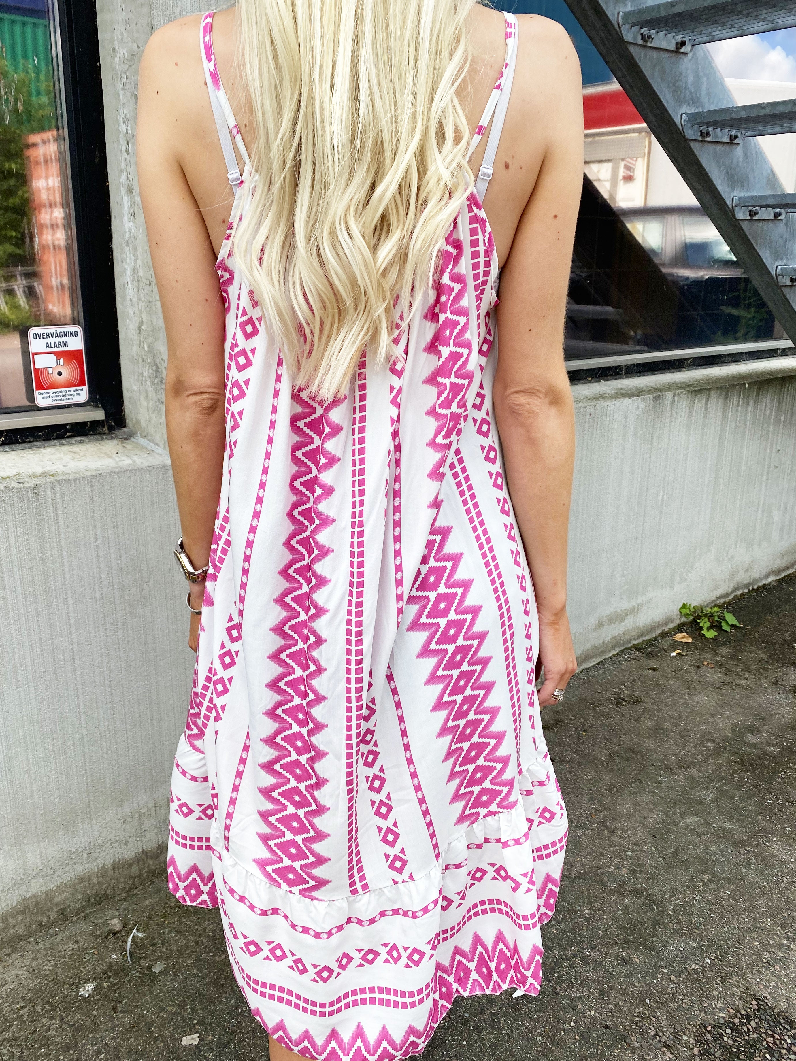 Ellie Summer - Vit klänning med färgat mönster